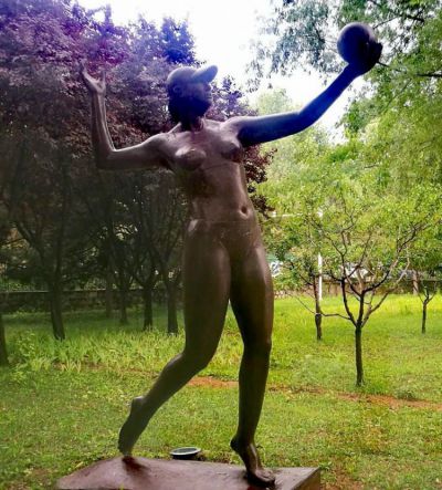 公園戶外景觀玻璃鋼仿銅運(yùn)動(dòng)打排球的人物雕塑