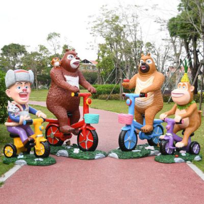 景區(qū)廣場(chǎng)騎自行車的熊出沒(méi)卡通人物玻璃鋼雕塑