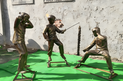 園林戶外景觀玻璃鋼仿銅創(chuàng)意放鞭炮的人物雕塑