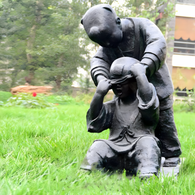 公園草坪擺件玻璃鋼仿銅捉迷藏的人物雕塑擺件