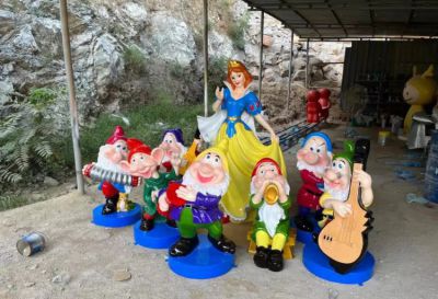 游樂場(chǎng)玻璃鋼卡通彩繪白雪公主和七個(gè)小矮人雕塑擺件