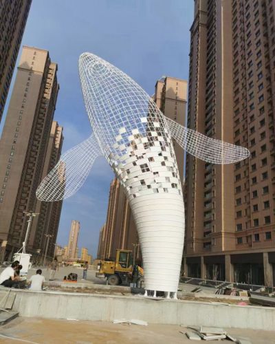 小區(qū)景觀落地?cái)[件大型不銹鋼鏤空創(chuàng)意鯨魚雕塑