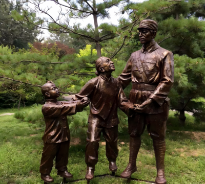 玻璃鋼八路軍慰問老人的八路軍戰(zhàn)士雕塑