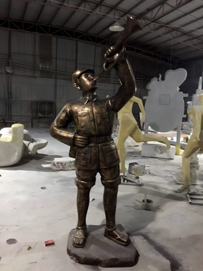 吹號(hào)角的八路軍仿銅人物雕塑