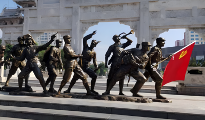玻璃鋼仿銅八路軍戰(zhàn)士雕塑