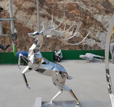 不銹鋼動(dòng)物擺件景區(qū)戶外定制塊面動(dòng)物擺件梅花鹿雕塑