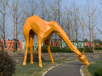 園林戶外大型玻璃鋼動(dòng)物景觀擺件塊面抽象長(zhǎng)頸鹿雕塑