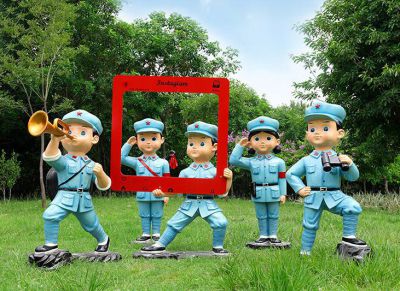 創(chuàng)意玻璃鋼卡通八路軍人物雕塑