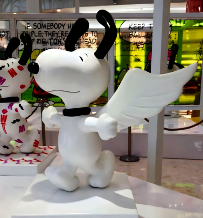 定制玻璃鋼卡通動(dòng)物景觀商店裝飾創(chuàng)意帶翅膀的Snoopy雕塑
