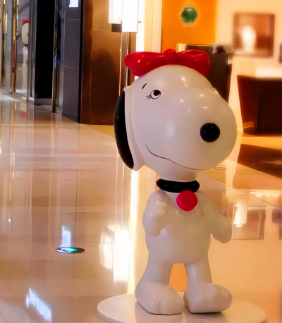 商場(chǎng)店鋪玻璃鋼卡通美陳裝飾擺件Snoopy雕塑
