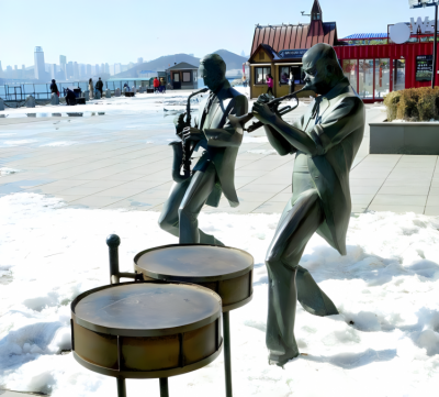 廣場吹奏樂器的人物銅雕吹奏雕塑