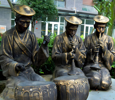 演奏樂器的少數(shù)民族人物銅雕