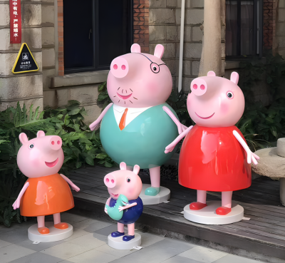 定制玻璃鋼卡通組合小品小豬佩奇一家雕塑
