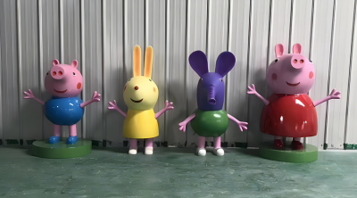 游樂園美陳裝飾擺件玻璃鋼卡通動物小豬佩奇雕塑