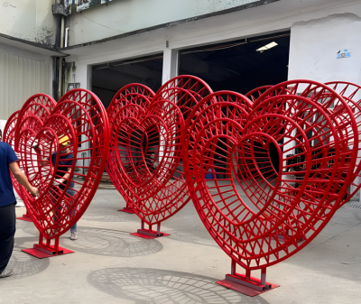 不銹鋼網(wǎng)格愛心造型雕塑