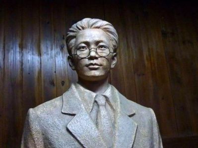 中國(guó)近代名人瞿秋白銅雕像